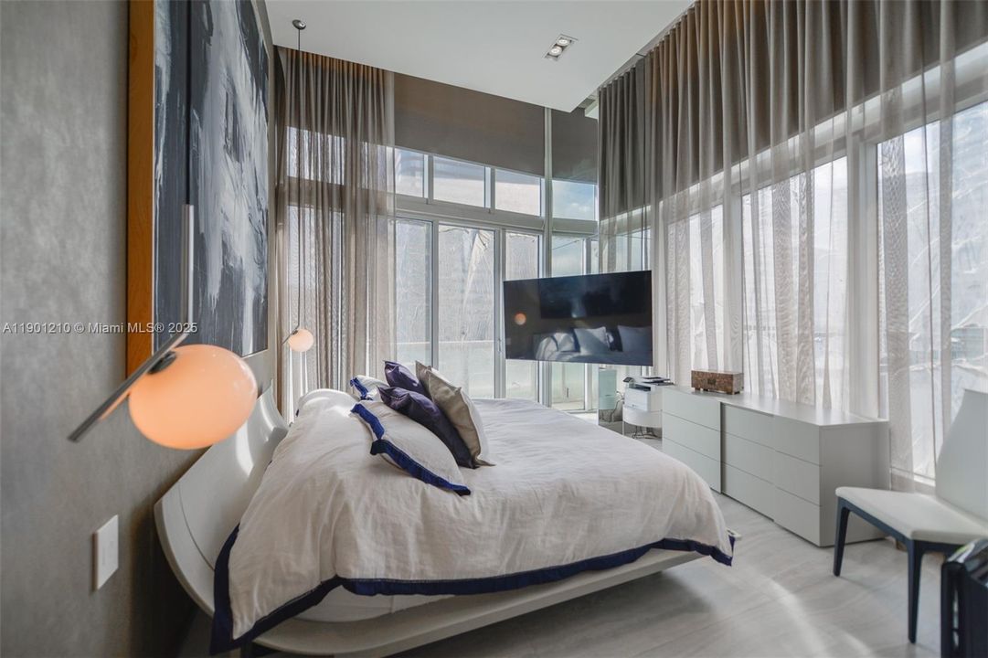 For Sale: $1,450,000 (2 beds, 2 baths, 1255 Square Feet)