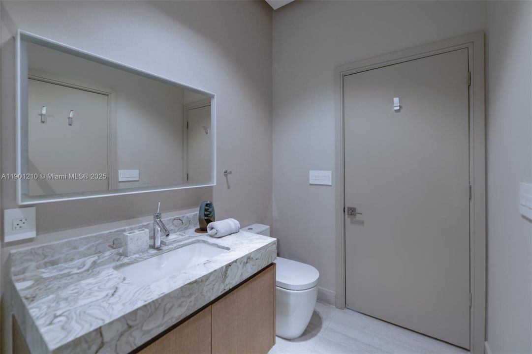 For Sale: $1,450,000 (2 beds, 2 baths, 1255 Square Feet)