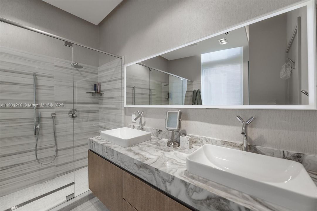 For Sale: $1,450,000 (2 beds, 2 baths, 1255 Square Feet)