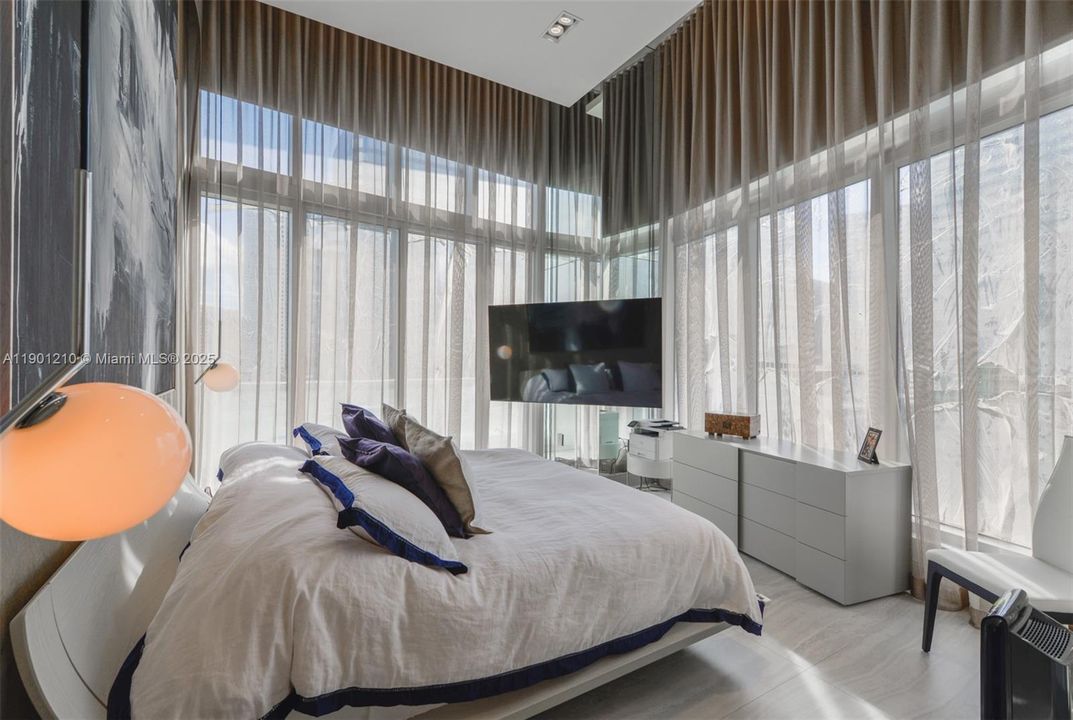 For Sale: $1,450,000 (2 beds, 2 baths, 1255 Square Feet)