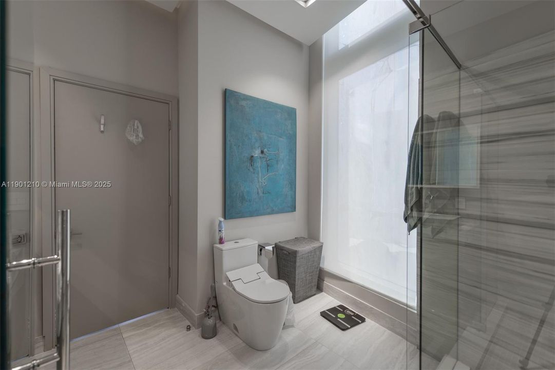 For Sale: $1,450,000 (2 beds, 2 baths, 1255 Square Feet)