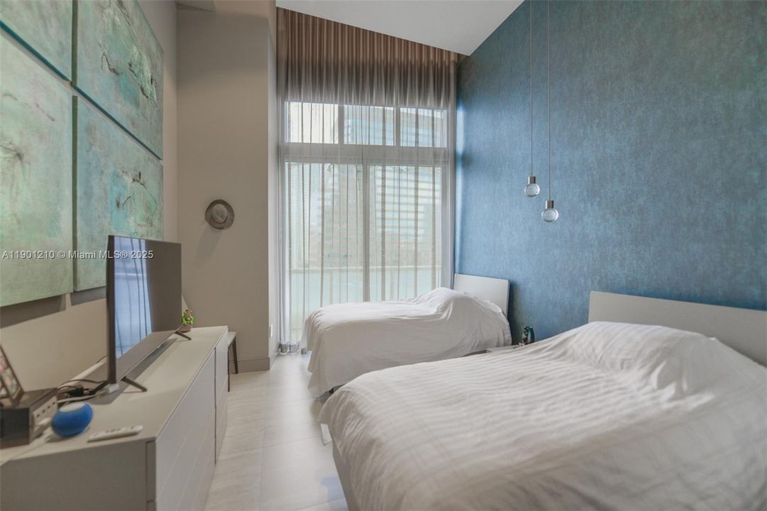 For Sale: $1,450,000 (2 beds, 2 baths, 1255 Square Feet)