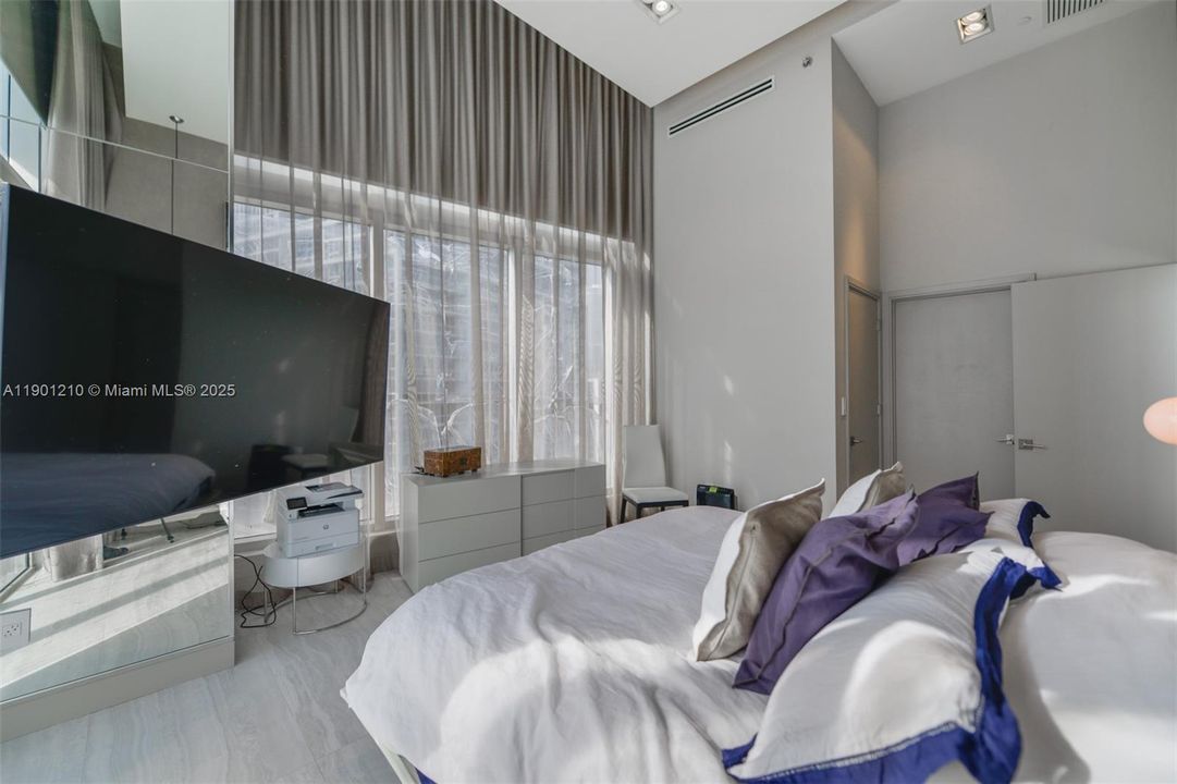 For Sale: $1,450,000 (2 beds, 2 baths, 1255 Square Feet)