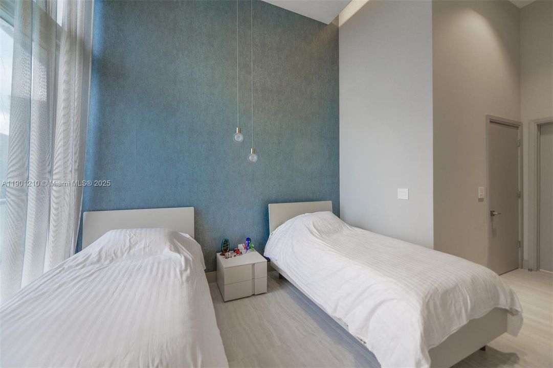 For Sale: $1,450,000 (2 beds, 2 baths, 1255 Square Feet)