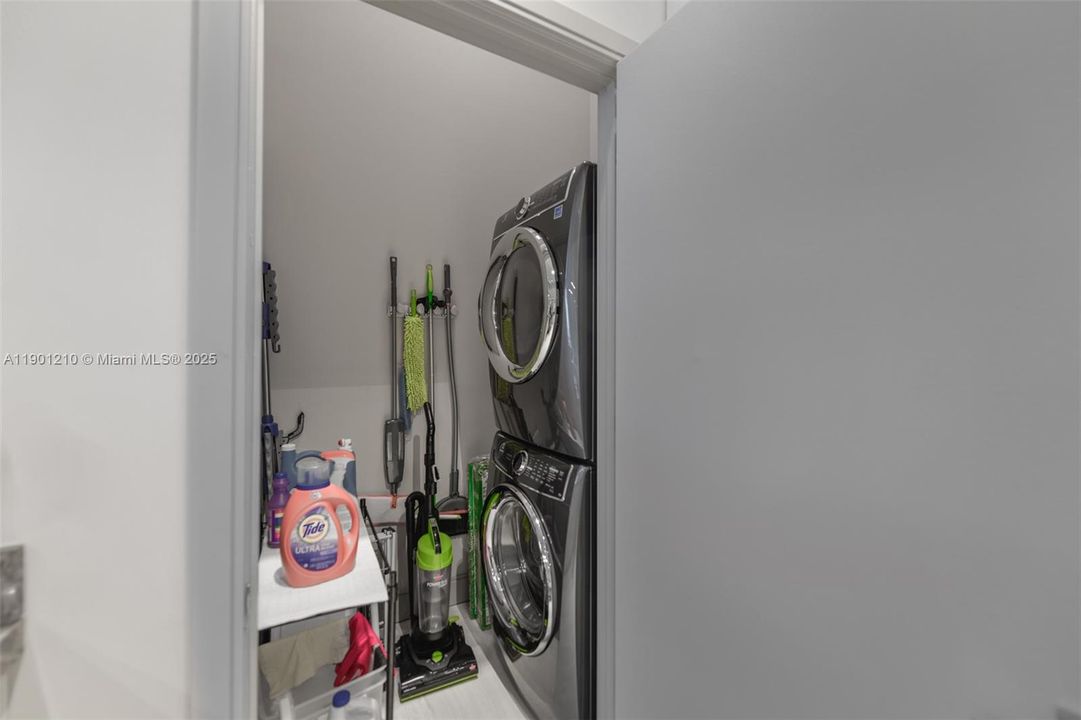 For Sale: $1,450,000 (2 beds, 2 baths, 1255 Square Feet)