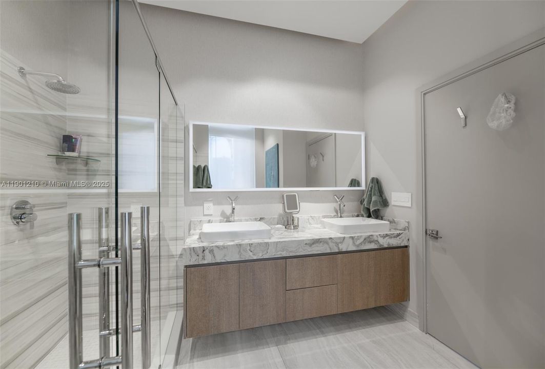 For Sale: $1,450,000 (2 beds, 2 baths, 1255 Square Feet)