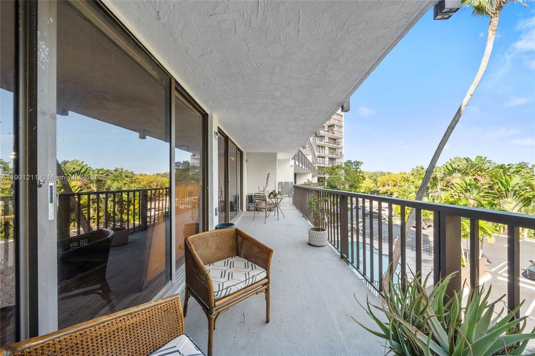 出租: $2,700 (1 贝兹, 1 浴室, 915 平方英尺)