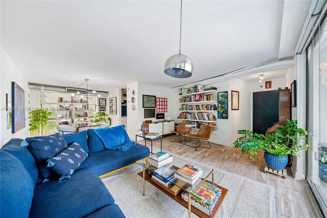 出租: $2,700 (1 贝兹, 1 浴室, 915 平方英尺)