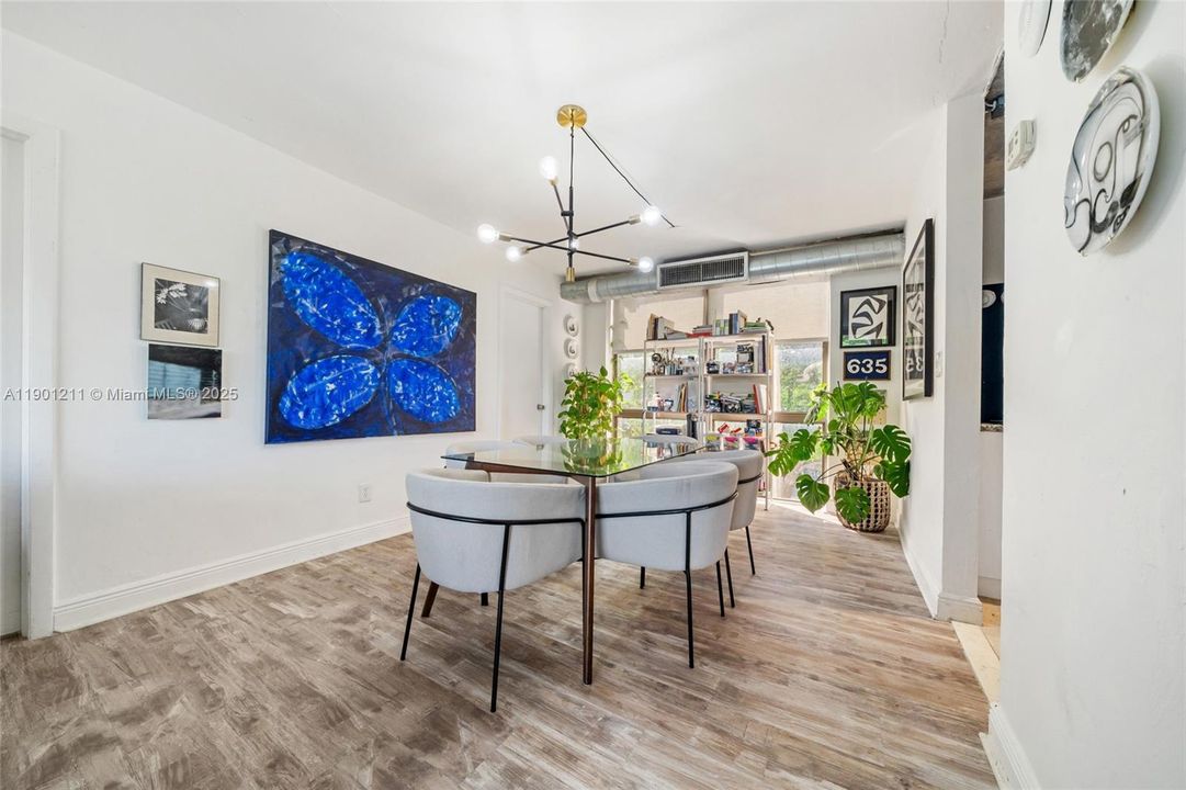 出租: $2,700 (1 贝兹, 1 浴室, 915 平方英尺)