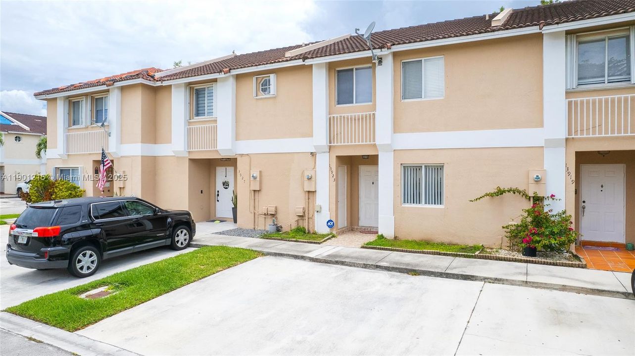 For Rent: $2,650 (3 beds, 2 baths, 1319 Square Feet)