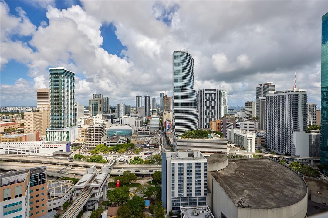 For Rent: $4,300 (2 beds, 2 baths, 1117 Square Feet)