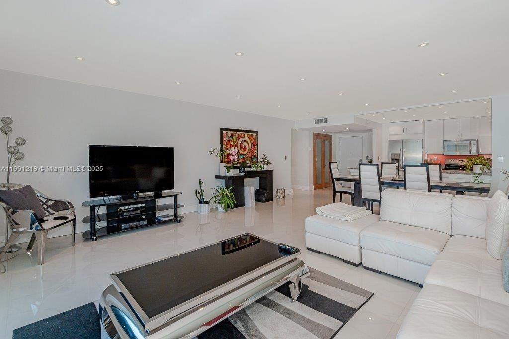 For Rent: $15,000 (2 beds, 2 baths, 1480 Square Feet)