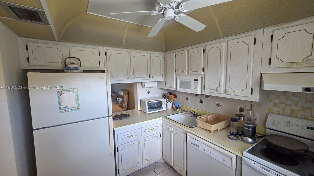 На продажу: $129,999 (2 спален, 2 ванн, 907 Квадратных фут)