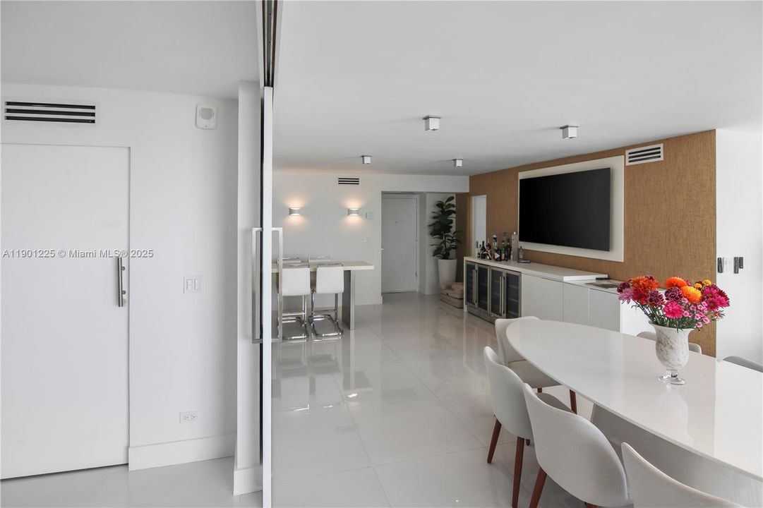 For Sale: $679,000 (2 beds, 2 baths, 1271 Square Feet)