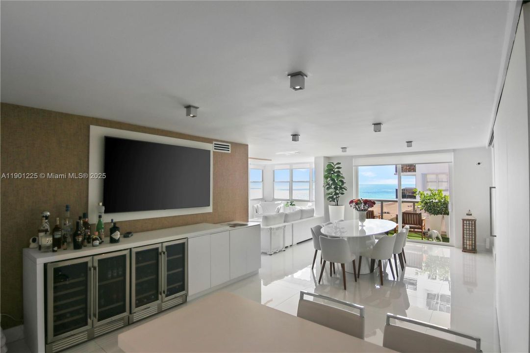 For Sale: $679,000 (2 beds, 2 baths, 1271 Square Feet)