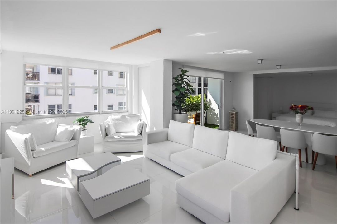 For Sale: $679,000 (2 beds, 2 baths, 1271 Square Feet)