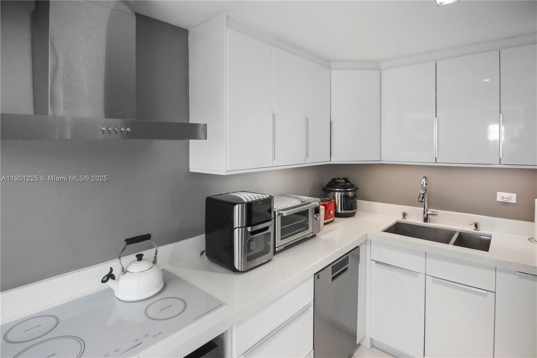 For Sale: $679,000 (2 beds, 2 baths, 1271 Square Feet)