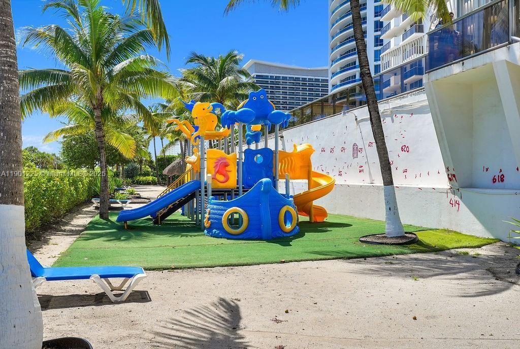 For Sale: $679,000 (2 beds, 2 baths, 1271 Square Feet)