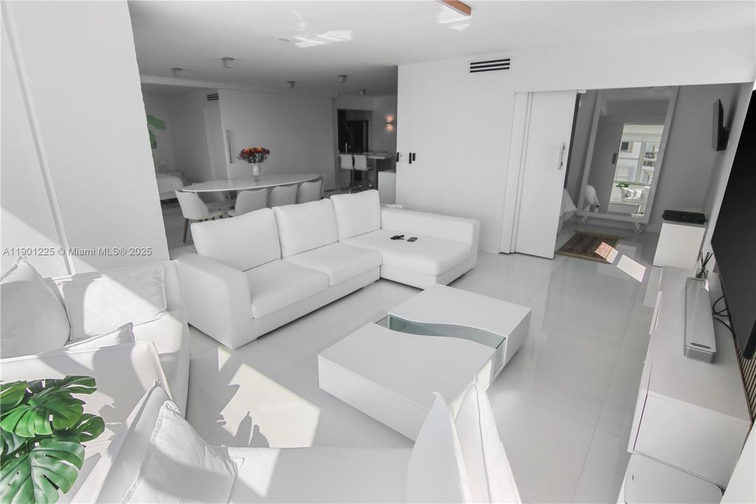 For Sale: $679,000 (2 beds, 2 baths, 1271 Square Feet)