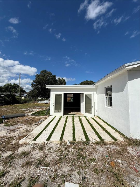 For Sale: $265,000 (4 beds, 1 baths, 936 Square Feet)