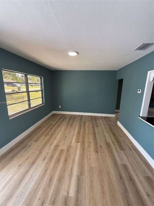 For Sale: $265,000 (4 beds, 1 baths, 936 Square Feet)