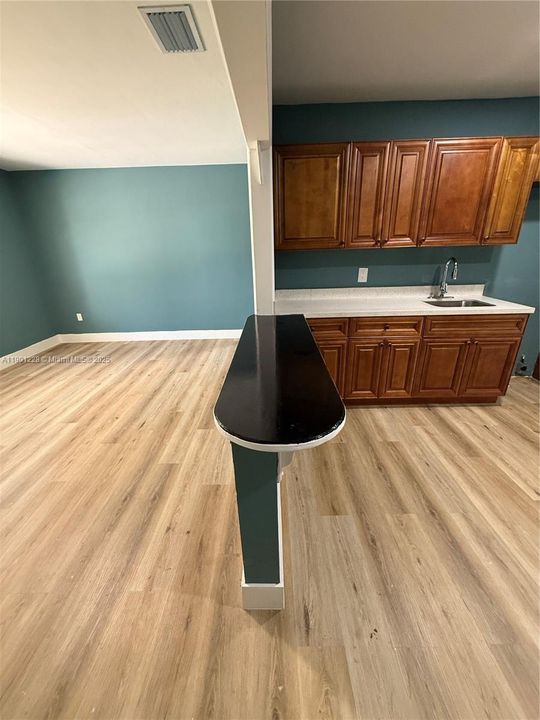 For Sale: $265,000 (4 beds, 1 baths, 936 Square Feet)