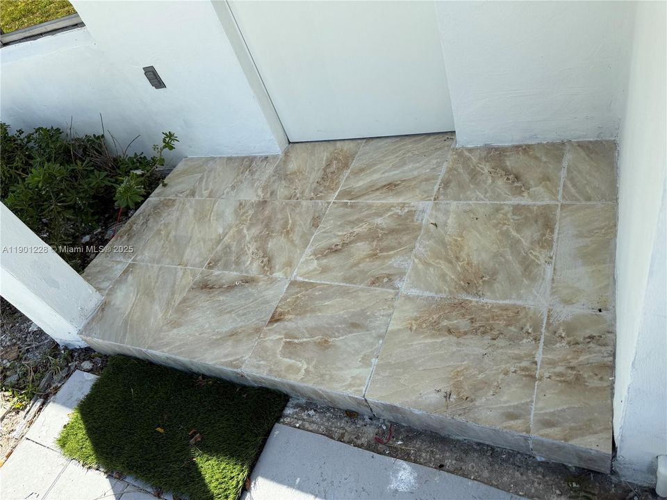 For Sale: $265,000 (4 beds, 1 baths, 936 Square Feet)