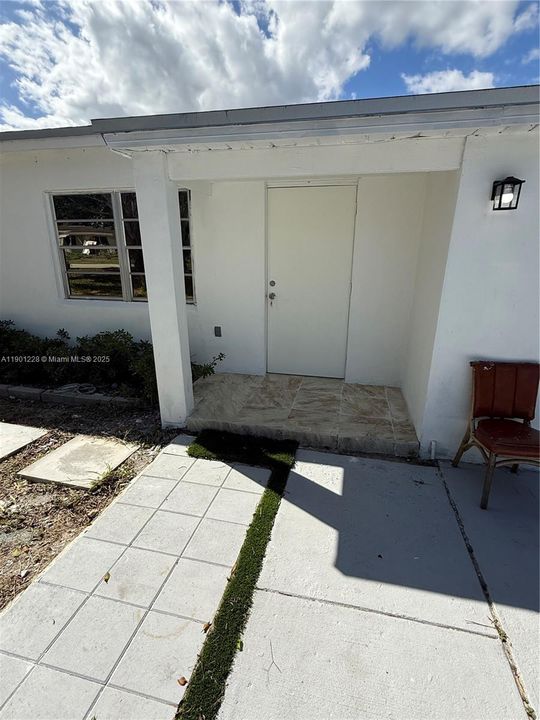 For Sale: $265,000 (4 beds, 1 baths, 936 Square Feet)