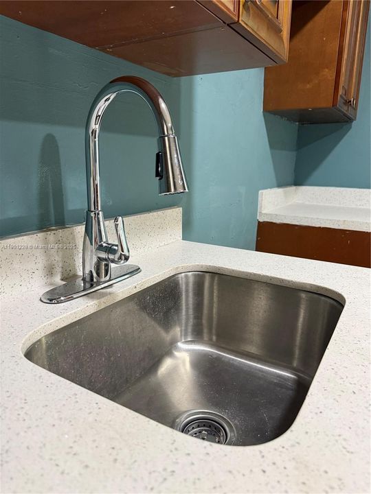 For Sale: $265,000 (4 beds, 1 baths, 936 Square Feet)