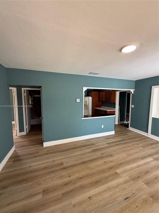 For Sale: $265,000 (4 beds, 1 baths, 936 Square Feet)