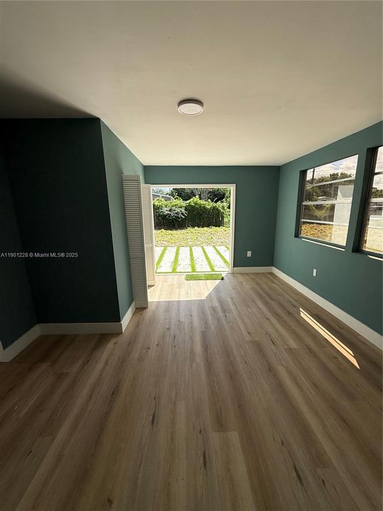 For Sale: $265,000 (4 beds, 1 baths, 936 Square Feet)