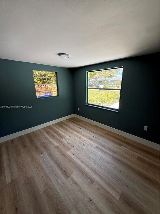 For Sale: $265,000 (4 beds, 1 baths, 936 Square Feet)