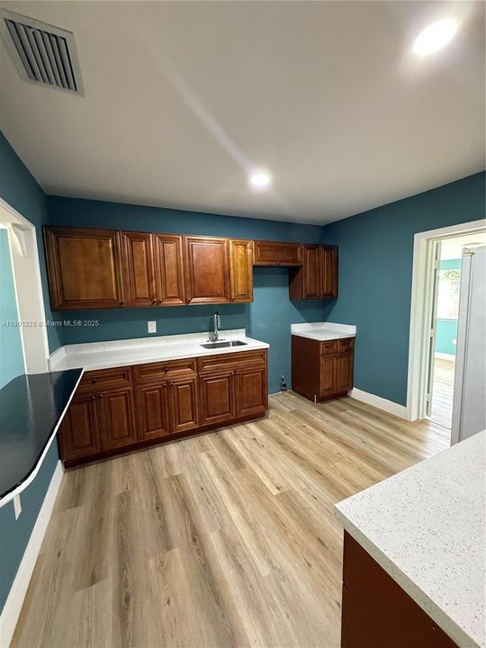 For Sale: $265,000 (4 beds, 1 baths, 936 Square Feet)