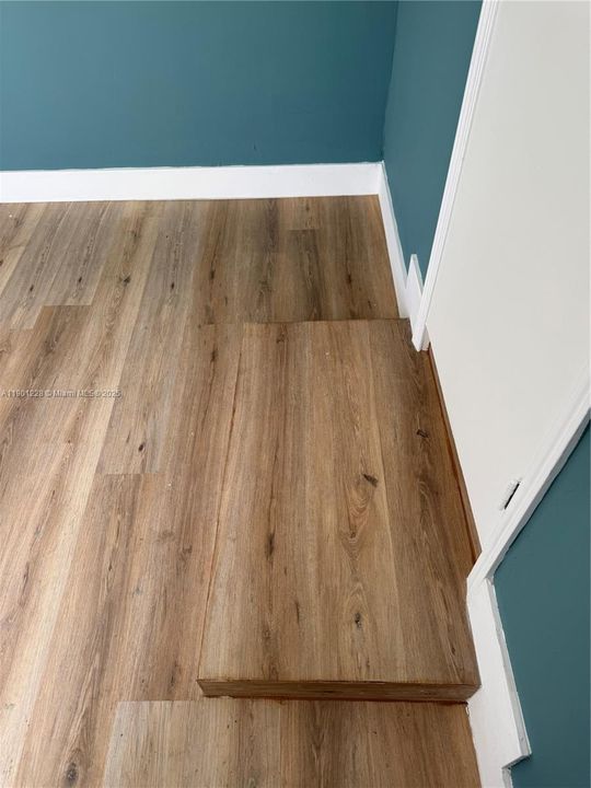 For Sale: $265,000 (4 beds, 1 baths, 936 Square Feet)