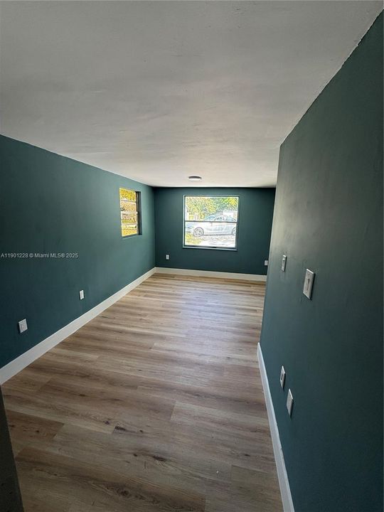 For Sale: $265,000 (4 beds, 1 baths, 936 Square Feet)