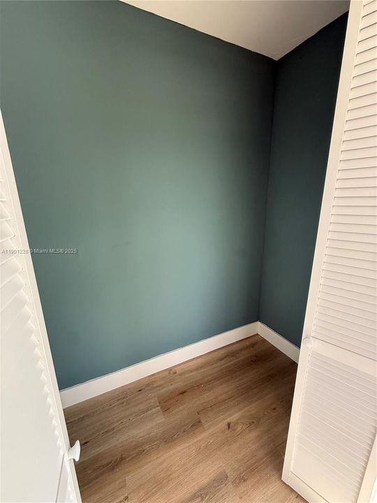 For Sale: $265,000 (4 beds, 1 baths, 936 Square Feet)