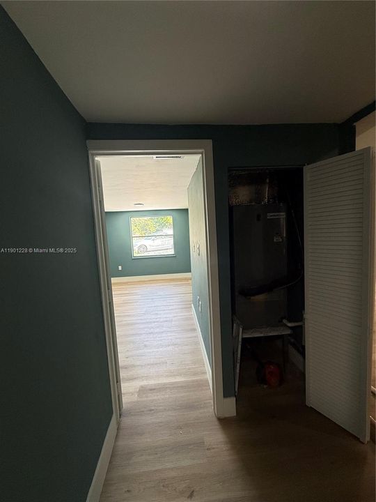 For Sale: $265,000 (4 beds, 1 baths, 936 Square Feet)