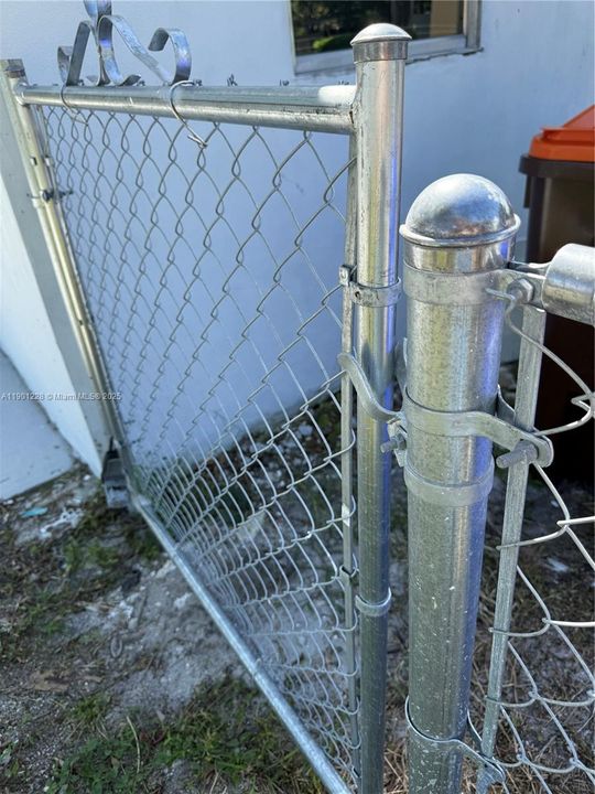 For Sale: $265,000 (4 beds, 1 baths, 936 Square Feet)