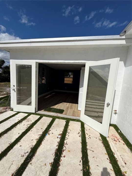 For Sale: $265,000 (4 beds, 1 baths, 936 Square Feet)