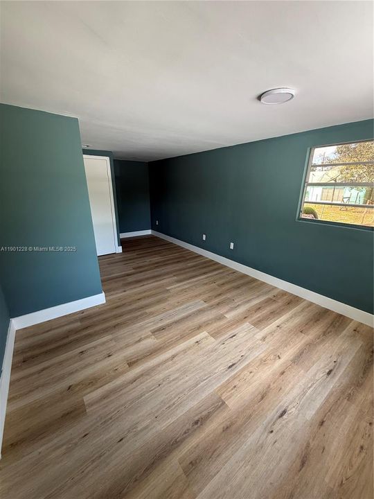 For Sale: $265,000 (4 beds, 1 baths, 936 Square Feet)