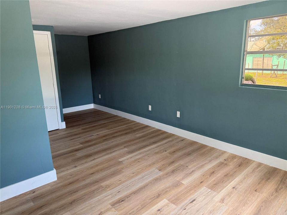 For Sale: $265,000 (4 beds, 1 baths, 936 Square Feet)