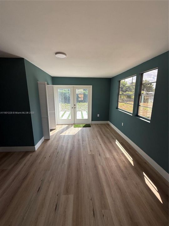 For Sale: $265,000 (4 beds, 1 baths, 936 Square Feet)