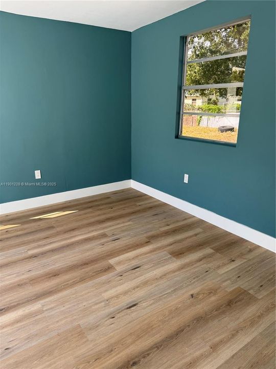 For Sale: $265,000 (4 beds, 1 baths, 936 Square Feet)