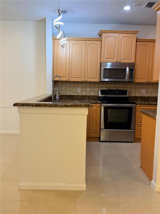 В аренду: $3,800 (3 спален, 2 ванн, 1660 Квадратных фут)