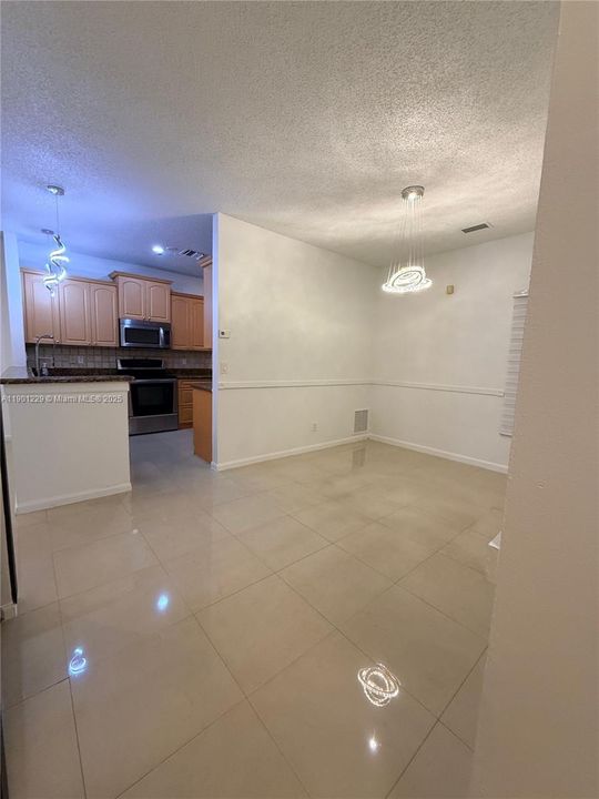 В аренду: $3,800 (3 спален, 2 ванн, 1660 Квадратных фут)