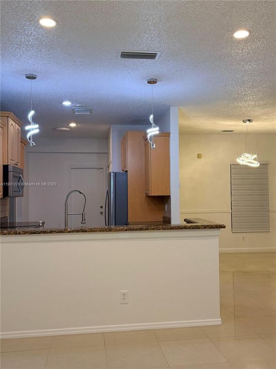 В аренду: $3,800 (3 спален, 2 ванн, 1660 Квадратных фут)