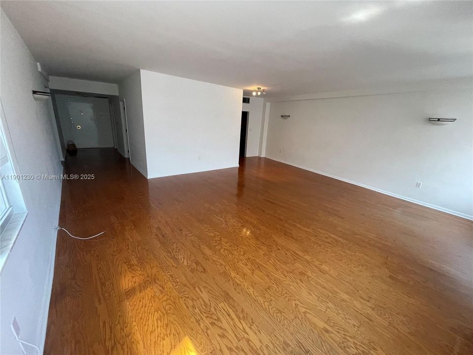 出租: $4,000 (2 贝兹, 2 浴室, 1560 平方英尺)