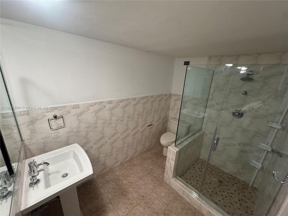 出租: $4,000 (2 贝兹, 2 浴室, 1560 平方英尺)