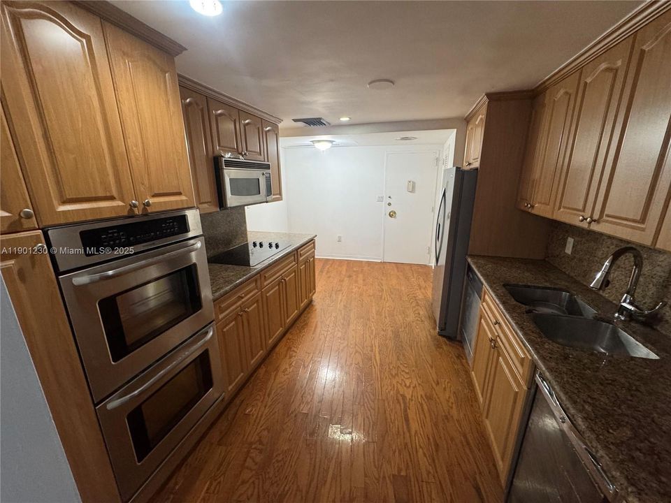 出租: $4,000 (2 贝兹, 2 浴室, 1560 平方英尺)