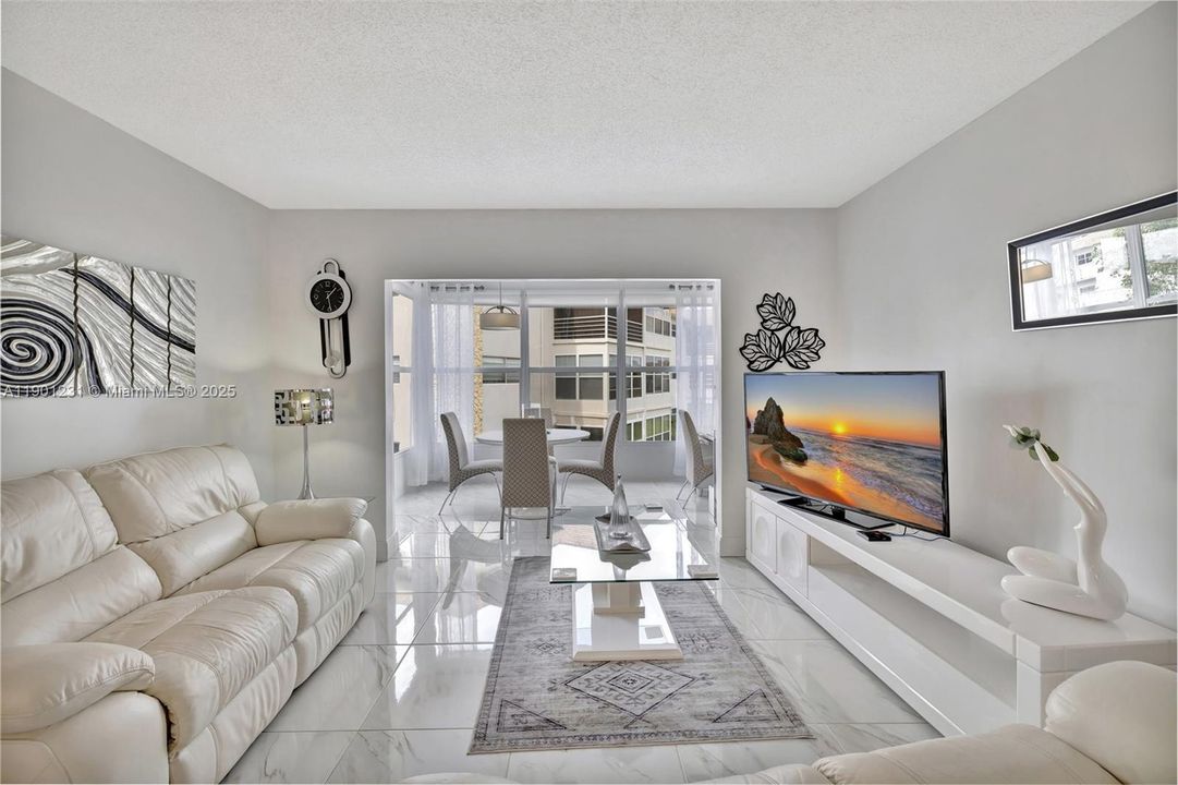 待售: $172,000 (2 贝兹, 2 浴室, 944 平方英尺)